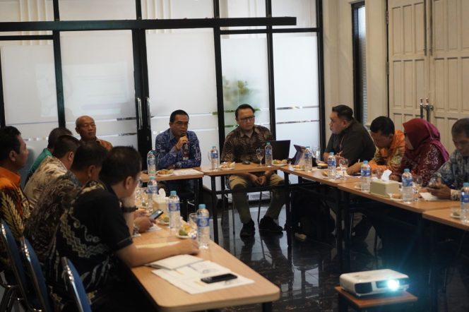 
					Ket.Rapat Koordinasi Program JKN digelar Pemkab Tanah Laut bersama BPJS Kesehatan Cabang Banjarmasin di Pelaihari. Foto.Ist