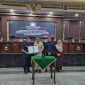 Ket.Wakil Bupati Tanah Laut H. M. Zazuli bersama pimpinan DPRD Kabupaten Tanah Laut menandatangani dokumen persetujuan perubahan Program Pembentukan Peraturan Daerah (Propemperda) Tahun 2026. Foto.Ist