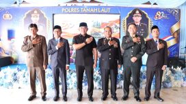 Foto bersama - Kapolres Tanah Laut bersama Bupati dan Forkopimda pada Syukuran Hari Bhayangkara ke-80. (SANAK.ID/Humas Polrestala) 