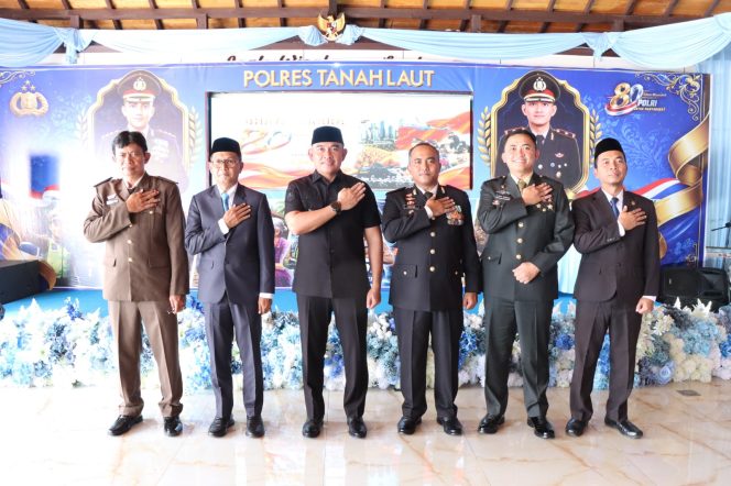 
					Foto bersama - Kapolres Tanah Laut bersama Bupati dan Forkopimda pada Syukuran Hari Bhayangkara ke-80. (SANAK.ID/Humas Polrestala) 