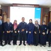 Dr. Anton Kuswoyo (tengah) berfoto bersama jajaran komisi sidang dan penguji, termasuk Direktur Politala Dr. Ir. Meldayanoor, S.Hut., M.S. , usai Sidang Terbuka Promosi Doktor di Aula Fakultas Peternakan IPB University, Bogor, Selasa (30/6/2026). (Foto: Dok. Pribadi)