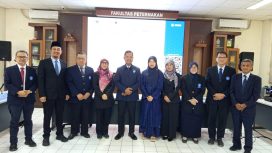 Dr. Anton Kuswoyo (tengah) berfoto bersama jajaran komisi sidang dan penguji, termasuk Direktur Politala Dr. Ir. Meldayanoor, S.Hut., M.S. , usai Sidang Terbuka Promosi Doktor di Aula Fakultas Peternakan IPB University, Bogor, Selasa (30/6/2026). (Foto: Dok. Pribadi)