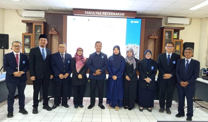 
					Dr. Anton Kuswoyo (tengah) berfoto bersama jajaran komisi sidang dan penguji, termasuk Direktur Politala Dr. Ir. Meldayanoor, S.Hut., M.S. , usai Sidang Terbuka Promosi Doktor di Aula Fakultas Peternakan IPB University, Bogor, Selasa (30/6/2026). (Foto: Dok. Pribadi)