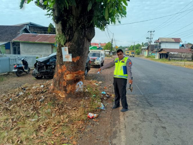 
					Lokasi- kecelakaan tunggal Avanza tabrak pohon di Desa Gunung Raja Tanah Laut. (SANAK.ID/Humas Polres Tala) 