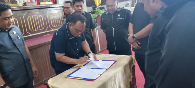 
					Wakil Bupati Kotabaru dan Ketua DPRD Kotabaru dalam Rapat Paripurna KUA-PPAS 2027. (SANAK.ID/RYAN WARDANI) 