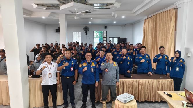 
					Peserta pelatihan kapasitas Damkar dan Satlinmas Kalsel belajar literasi digital dan AI. (SANAK.ID/RYAN WARDANI) 