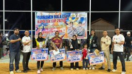 Foto bersama - pembagian doorprize final turnamen voli Kapolsek Pulau Laut Tengah Cup 2026 Kotabaru. (SANAK.ID/RYAN WARDANI)