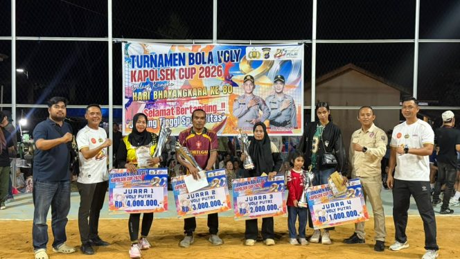 
					Foto bersama - pembagian doorprize final turnamen voli Kapolsek Pulau Laut Tengah Cup 2026 Kotabaru. (SANAK.ID/RYAN WARDANI) 
