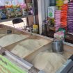 Pedagang beras di Pasar Pelaihari Tanah Laut menata pasokan beras lokal. (SANAK.ID/Ist)