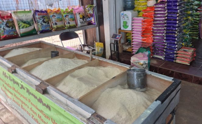 
					Pedagang beras di Pasar Pelaihari Tanah Laut menata pasokan beras lokal. (SANAK.ID/Ist) 