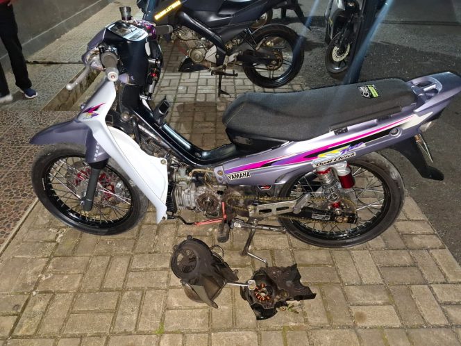 
					Barang Bukti - Polsek Pelaihari mengamankan pelaku pencurian gudang bengkel Desa Panggung beserta barang bukti sepeda motor. (SANAK.ID/Ali) 