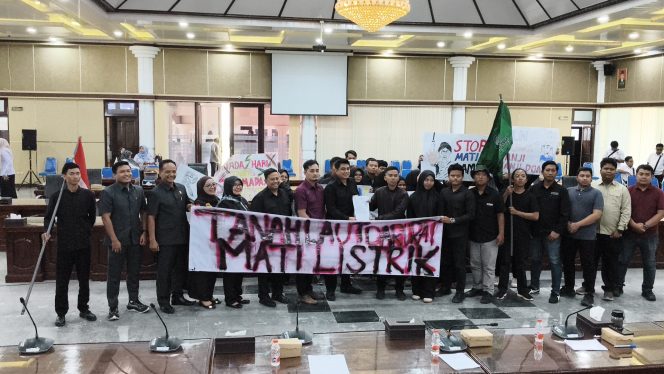 
					PLN Pelaihari Buka Suara Usai Aksi Damai HPPMTL: Tiga Pembangkit Alami Gangguan Bersamaan. (SANAK.ID/SYAIFUL) 