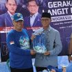 Foto bersama - Bupati Rahmat bersama Haji Iyan dan jajaran pengurus DPC Partai Demokrat Kabupaten Tanah Laut saat menghadiri aksi sosial Gerakan Langit Biru Indonesia ASRI di RTH Kijang Mas Permai, Pelaihari. (SANAK.ID/SYAIFUL) 