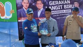 Foto bersama - Bupati Rahmat bersama Haji Iyan dan jajaran pengurus DPC Partai Demokrat Kabupaten Tanah Laut saat menghadiri aksi sosial Gerakan Langit Biru Indonesia ASRI di RTH Kijang Mas Permai, Pelaihari. (SANAK.ID/SYAIFUL) 