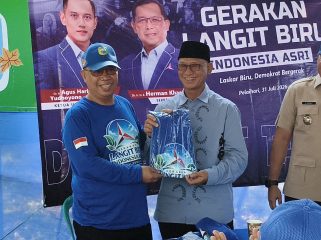 Foto bersama - Bupati Rahmat bersama Haji Iyan dan jajaran pengurus DPC Partai Demokrat Kabupaten Tanah Laut saat menghadiri aksi sosial Gerakan Langit Biru Indonesia ASRI di RTH Kijang Mas Permai, Pelaihari. (SANAK.ID/SYAIFUL) 