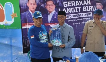 Foto bersama - Bupati Rahmat bersama Haji Iyan dan jajaran pengurus DPC Partai Demokrat Kabupaten Tanah Laut saat menghadiri aksi sosial Gerakan Langit Biru Indonesia ASRI di RTH Kijang Mas Permai, Pelaihari. (SANAK.ID/SYAIFUL) 