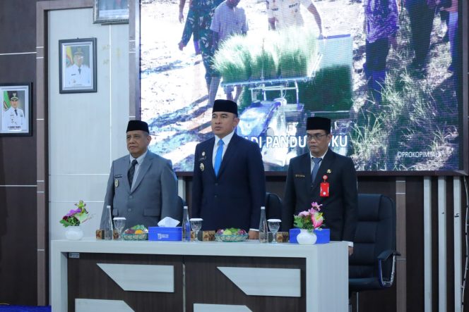 
					Ket.Prosesi pelantikan dan pengambilan sumpah Eko Sugiharto sebagai Direktur PT Air Minum Berkah Banua (Perseroda) periode 2026–2031 dipimpin langsung oleh Bupati Tanah Laut H. Rahmat Trianto. Foto.Ist