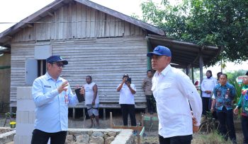 Ket.Bupati Tanah Laut H. Rahmat Trianto meninjau langsung progres pembangunan rumah dalam program bedah rumah guna memastikan bantuan pemerintah berjalan sesuai standar dan tepat sasaran. Foto.Ist