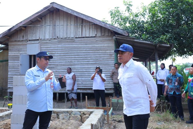 
					Ket.Bupati Tanah Laut H. Rahmat Trianto meninjau langsung progres pembangunan rumah dalam program bedah rumah guna memastikan bantuan pemerintah berjalan sesuai standar dan tepat sasaran. Foto.Ist