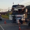 Tangkapan Layar- Kecelakaan tabrakan beradu antara bus tambang dan minibus pariwisata terjadi di Asam-Asam, Jorong, Tanah Laut. (SANAK.ID/Istimewa)