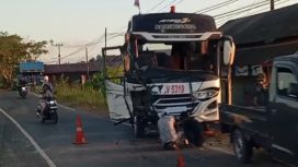 Tangkapan Layar- Kecelakaan tabrakan beradu antara bus tambang dan minibus pariwisata terjadi di Asam-Asam, Jorong, Tanah Laut. (SANAK.ID/Istimewa)