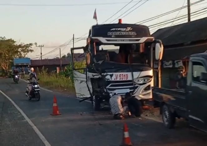 
					Tangkapan Layar- Kecelakaan tabrakan beradu antara bus tambang dan minibus pariwisata terjadi di Asam-Asam, Jorong, Tanah Laut. (SANAK.ID/Istimewa) 