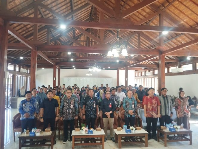 
					Ket.Foto bersama jajaran Pemerintah Kabupaten Tanah Laut, organisasi kepemudaan, dan peserta usai pembukaan Tala Bootcamp 2026 di Pelaihari. Foto.Ariyani