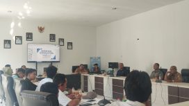 Ket.Suasana rapat klarifikasi dan verifikasi penyaluran solar subsidi nelayan di Desa Tabanio yang membahas temuan ketidaksesuaian data distribusi BBM bersubsidi. Foto.Ariyani