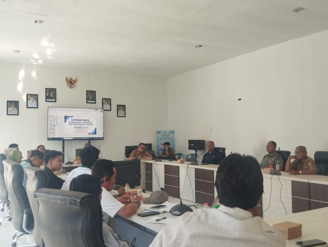 
					Ket.Suasana rapat klarifikasi dan verifikasi penyaluran solar subsidi nelayan di Desa Tabanio yang membahas temuan ketidaksesuaian data distribusi BBM bersubsidi. Foto.Ariyani