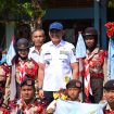 Ket.Bupati Tanah Laut H. Rahmat Trianto berfoto bersama siswa SMP Negeri 1 Takisung usai meninjau kegiatan belajar mengajar dan fasilitas sekolah Foto.Ist