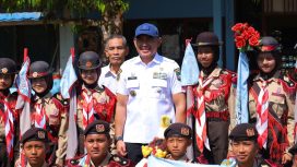 Ket.Bupati Tanah Laut H. Rahmat Trianto berfoto bersama siswa SMP Negeri 1 Takisung usai meninjau kegiatan belajar mengajar dan fasilitas sekolah Foto.Ist