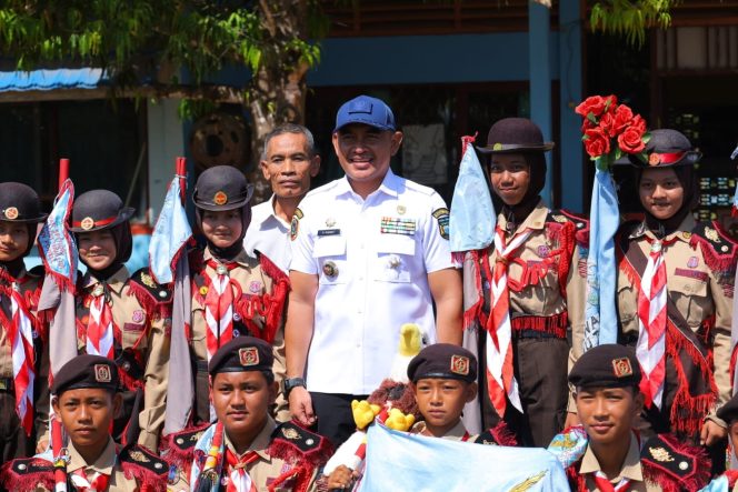 
					Ket.Bupati Tanah Laut H. Rahmat Trianto berfoto bersama siswa SMP Negeri 1 Takisung usai meninjau kegiatan belajar mengajar dan fasilitas sekolah Foto.Ist