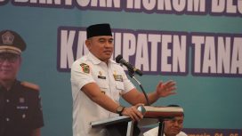 Ket.Bupati Tanah Laut H. Rahmat Trianto memberikan arahan kepada peserta Bimtek Pelatihan Paralegal Posbankum Desa/Kelurahan yang diikuti perwakilan desa dan kelurahan se-Kabupaten Tanah Laut. Foto.Ist