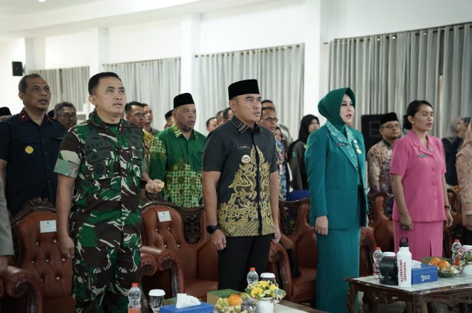 
					Ket.upati Tanah Laut H. Rahmat Trianto bersama Ketua TP PKK Kabupaten Tanah Laut Hj. Dian Rahmat Trianto dan unsur Forkopimda menghadiri Penandatanganan Komitmen Bersama Forum Perlindungan dan Pemenuhan Hak Anak dan Perempuan. Foto.Ist