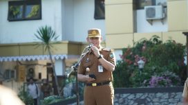 Ket.Kepala Bapenda Tanah Laut Andris Evony menyampaikan amanat saat Apel Kerja Gabungan ASN di lingkungan Pemerintah Kabupaten Tanah Laut, sekaligus memaparkan realisasi pendapatan daerah. Foto.Ist
