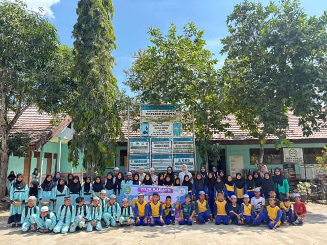 
					Tim Tilik Rahayu memberikan edukasi pencegahan kekerasan seksual anak dan mengenalkan survei rahasia di SDN Binderang, Kabupaten Tapin. (SANAK.ID/Ist) 