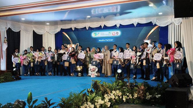 
					Malam Puncak Pemilihan Duta GenRe Kabupaten Tanah Laut Tahun 2026 oleh Bupati H. Rahmat Trianto di Pelaihari. (SANAK.ID/SYAIFUL) 