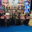 Bupati Tanah Laut Rahmat Trianto saat menyerahkan juara di Tala Ethnic Carnival 2026,Bertempat Pal Pal Pelaihari. (SANAK.ID/SYAIFUL)