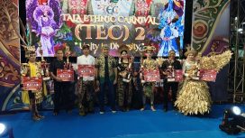 Bupati Tanah Laut Rahmat Trianto saat menyerahkan juara di Tala Ethnic Carnival 2026,Bertempat Pal Pal Pelaihari. (SANAK.ID/SYAIFUL)