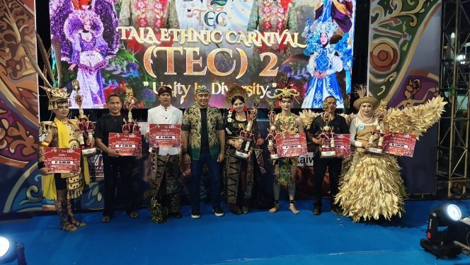 
					Bupati Tanah Laut Rahmat Trianto saat menyerahkan juara  di Tala Ethnic Carnival 2026,Bertempat Pal Pal Pelaihari. (SANAK.ID/SYAIFUL) 