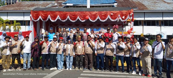 
					Foto bersama - Suasana pembukaan karnaval dan lomba rakyat peringatan HUT ke-81 RI di Kabupaten Kotabaru. (SANAK.ID/RYAN WARDANI) 