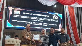 Sekda Kotabaru H Eka Saprudin membacakan Nota Keuangan Perubahan APBD 2026 di Rapat Paripurna DPRD Kotabaru. (SANAK.ID/RYAN WARDANI)