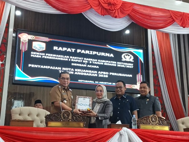 
					Sekda Kotabaru H Eka Saprudin membacakan Nota Keuangan Perubahan APBD 2026 di Rapat Paripurna DPRD Kotabaru. (SANAK.ID/RYAN WARDANI) 
