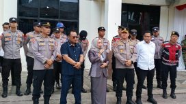 Ketua DPRD Kotabaru Suwanti dan Polres Kotabaru menerima aspirasi LSM AKGUS & Dewan Adat. (SANAK.ID/RYAN WARDANI)