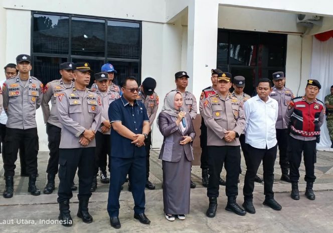 
					Ketua DPRD Kotabaru Suwanti dan Polres Kotabaru menerima aspirasi LSM AKGUS & Dewan Adat. (SANAK.ID/RYAN WARDANI) 