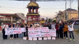 Kader HMI Cabang Tanah Laut melakukan penggalangan dana korban bencana alam di simpang jalan ,Bundaran Angsau,Kota Pelaihari. (SANAK.ID/Dok.Ist)
