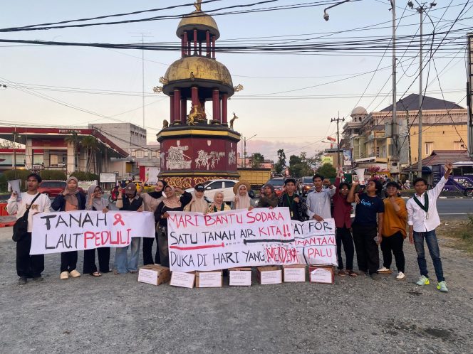 
					Kader HMI Cabang Tanah Laut melakukan penggalangan dana korban bencana alam di simpang jalan ,Bundaran Angsau,Kota Pelaihari. (SANAK.ID/Dok.Ist) 