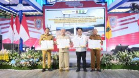 Gubernur Kalsel, Bupati Kotabaru, dan Dirjen Bina Marga dalam penandatanganan adendum proyek infrastruktur Kalimantan Selatan. (SANAK.ID/RYAN WARDANI)