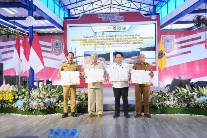 
					Gubernur Kalsel, Bupati Kotabaru, dan Dirjen Bina Marga dalam penandatanganan adendum proyek infrastruktur Kalimantan Selatan. (SANAK.ID/RYAN WARDANI) 