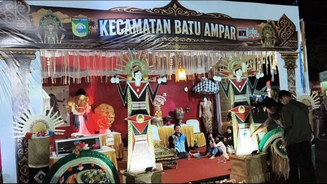 
					Stand Kecamatan Batu Ampar berdekorasi kebudayaan Bali Tadjau Pecah di Pekan Raya Tala 2026. (SANAK.ID/Syaiful) 